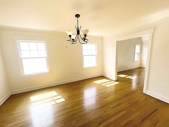 2nd image of 618 N Beachwood Dr