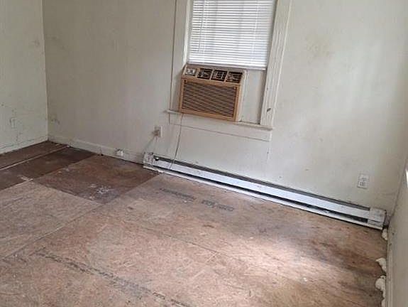 5th image of 207 Crestwood Cir