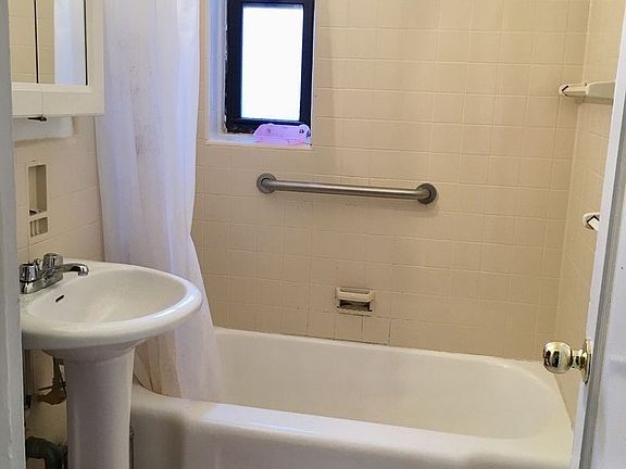 5th image of 14407 Sanford Ave APT 3F