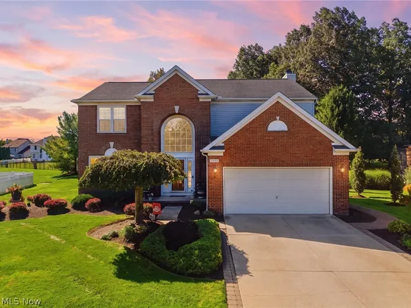 9260 Aaron Ln, Olmsted Falls, OH 44138
