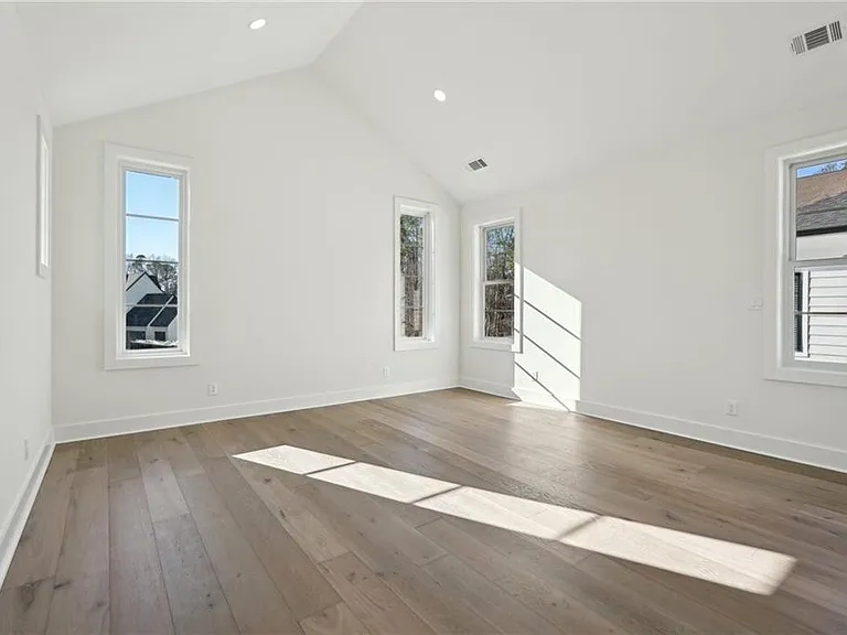 120 Thome Dr — Photo 57
