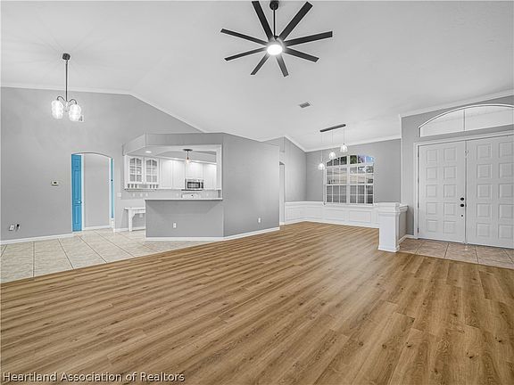 4th image of 2910 Meadowood Ln