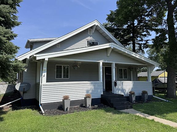 2nd image of 803 3rd Ave NE