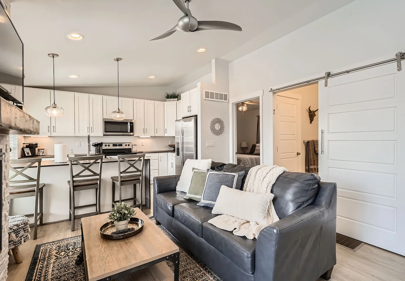 2 bed, 864 sqft, $2,500 — Photo 1