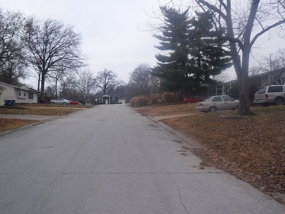 3rd image of 1561 Ville Angela Ln