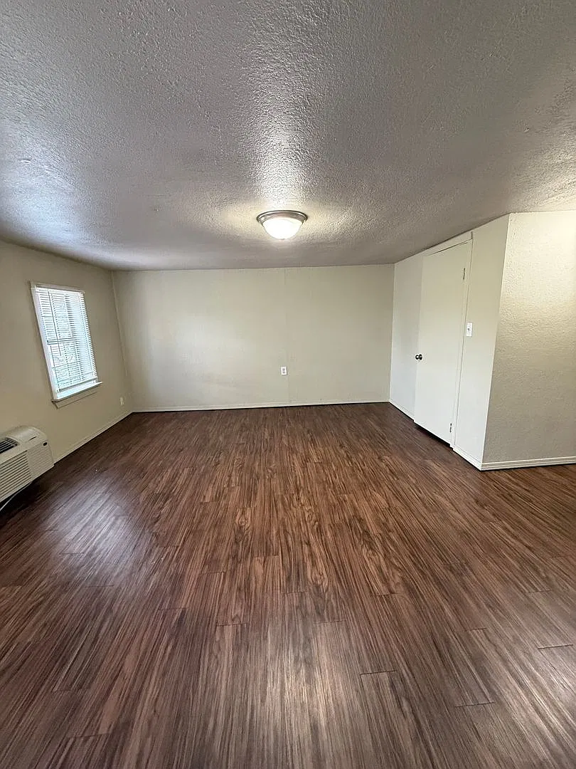 Charming 2-Bedroom Upstairs Backhouse Near the PaseoFree Laundry! — Photo 4