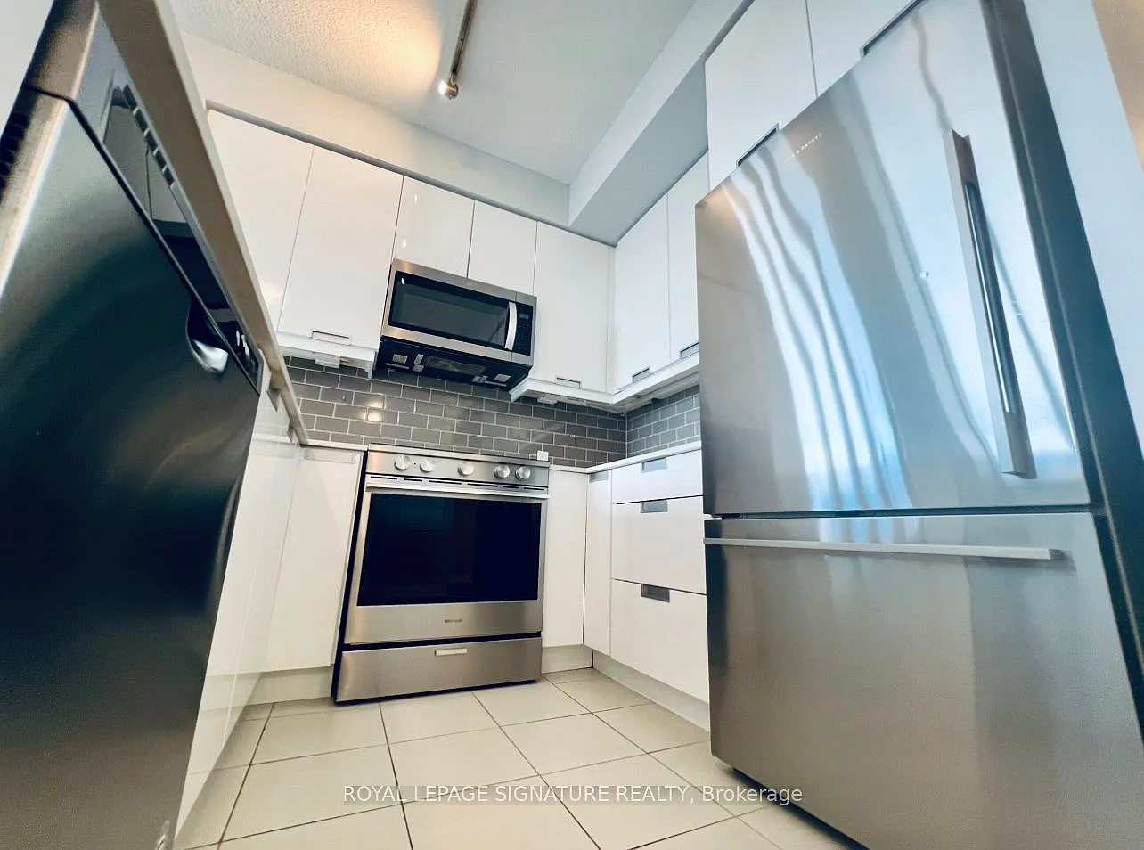 3 bed, $3,000 — Photo 2