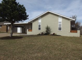 1049 NW 5th St, Moore, OK 73160