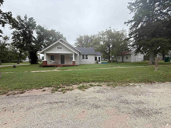 2nd image of 216 W Elm St