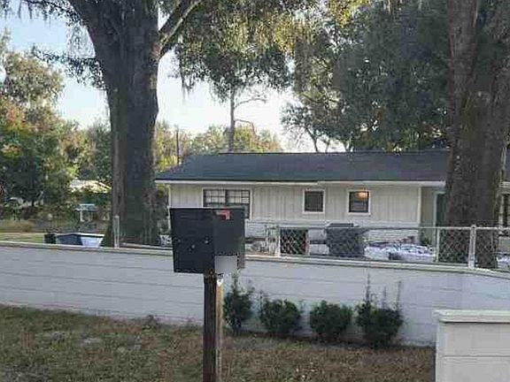4th image of 3915 Shady Oak Dr E