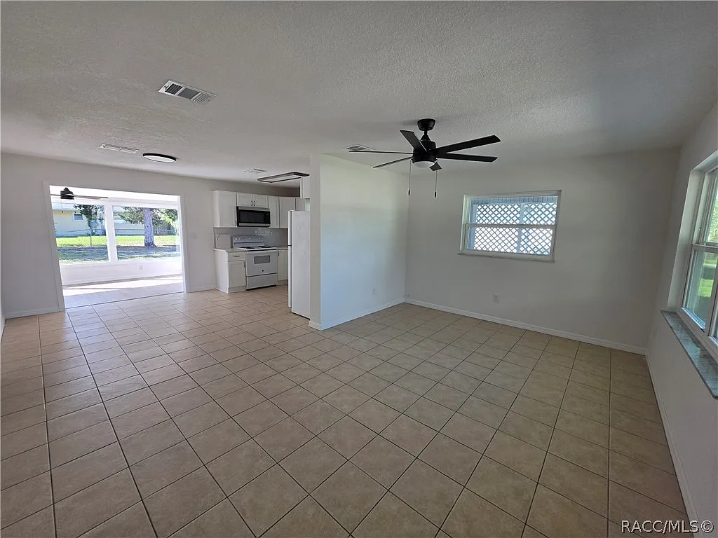3 bed, 2.0 bath, 1104 sqft, $1,600 — Photo 3