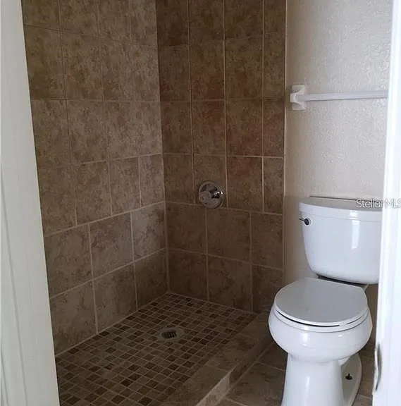 Columbia Arms Cir — Photo 16