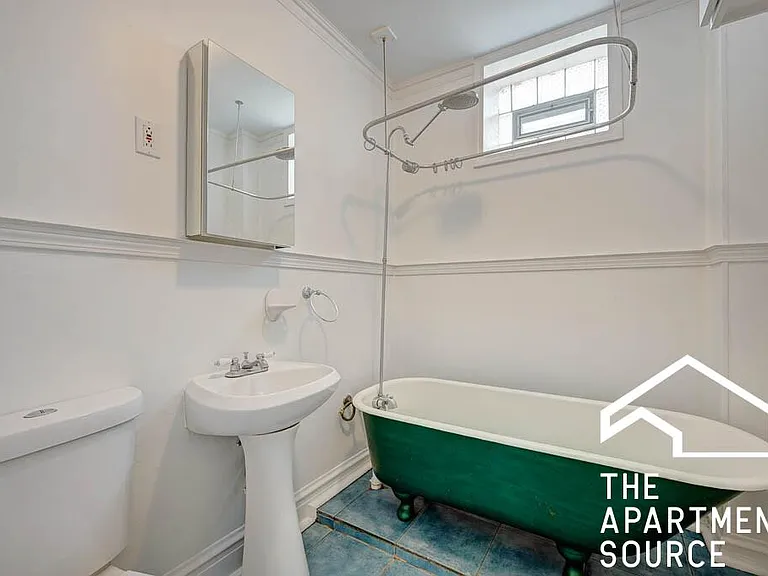 2241 W 21st St #2F — Photo 2