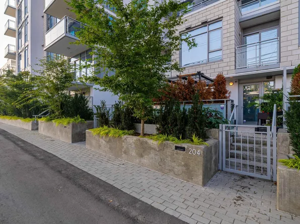2435 Kingsway #204, Vancouver, BC V5R 5G8