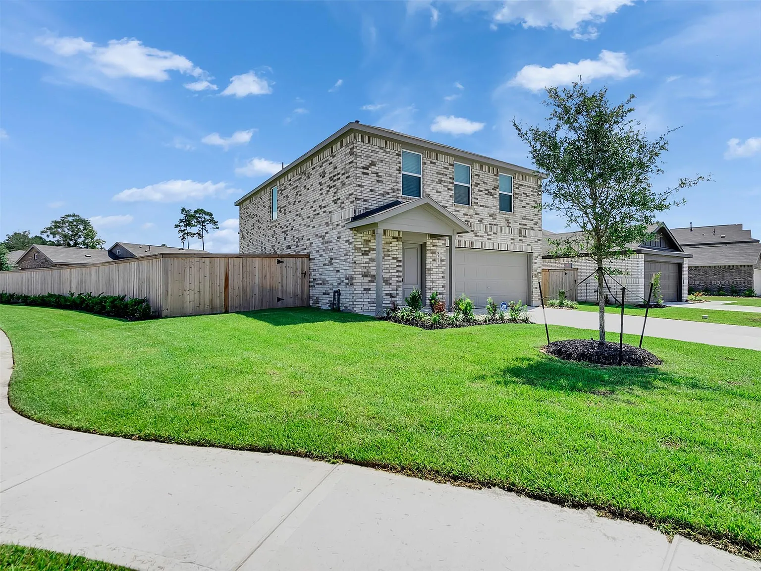 4 bed, 2.5 bath, 2039 sqft, $2,000 — Photo 3