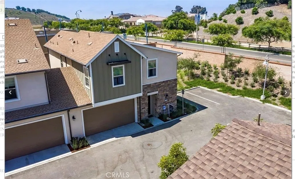3 bed, 2.5 bath, 1899 sqft, $5,500 — Photo 3