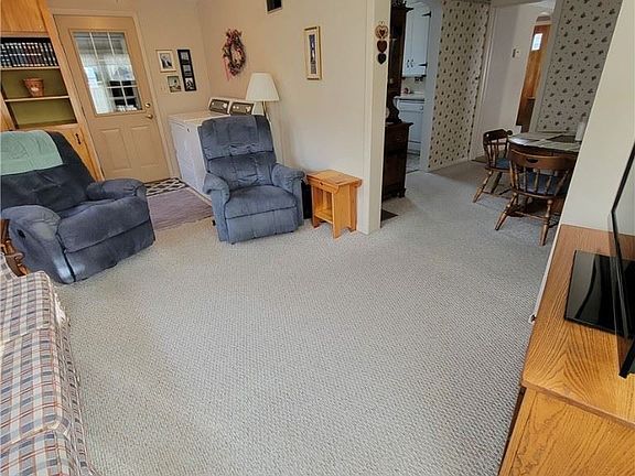 4th image of 328 Fenton Ave