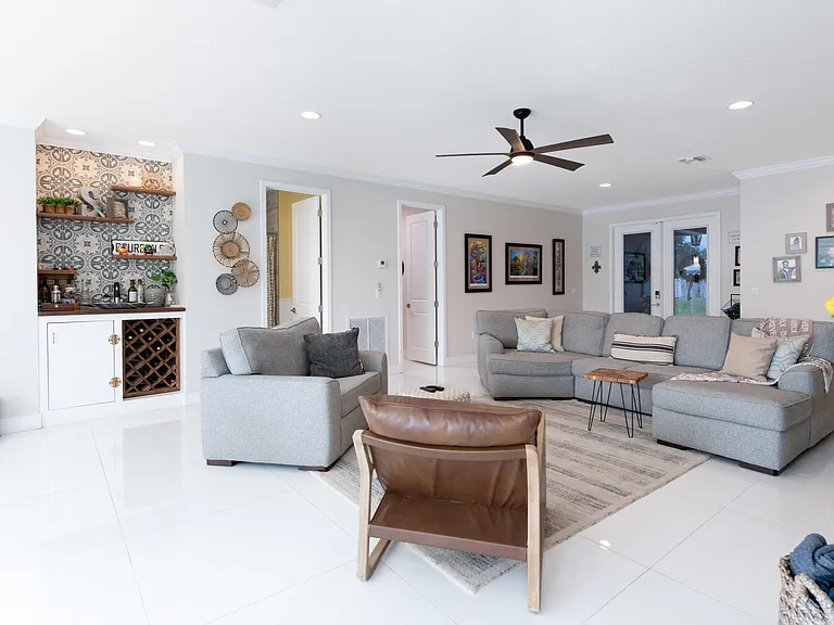 314 NE Surfside Ave — Photo 9