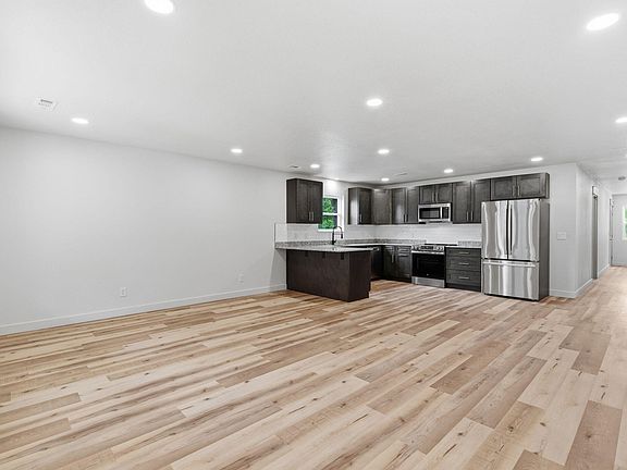 5th image of 915 S Hudson Avenue