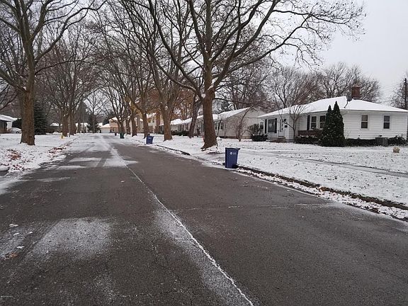 3rd image of 140 Katherine Dr NE