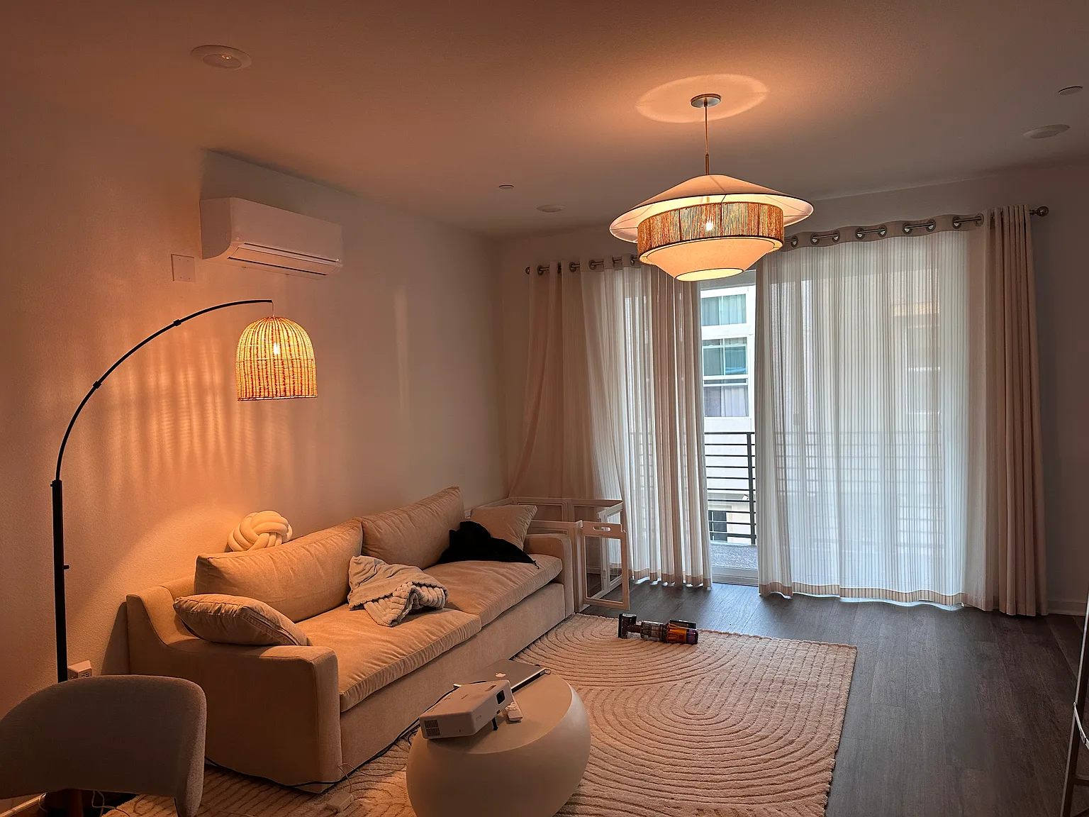 3 bed, 3.5 bath, 1900 sqft, $3,500 — Photo 3