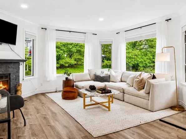 175 W 4th St #107, North Vancouver, BC V7M 1H6