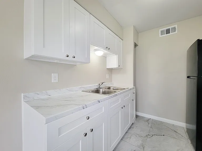 COURTYARD PARK APARTMENTS — Photo 18