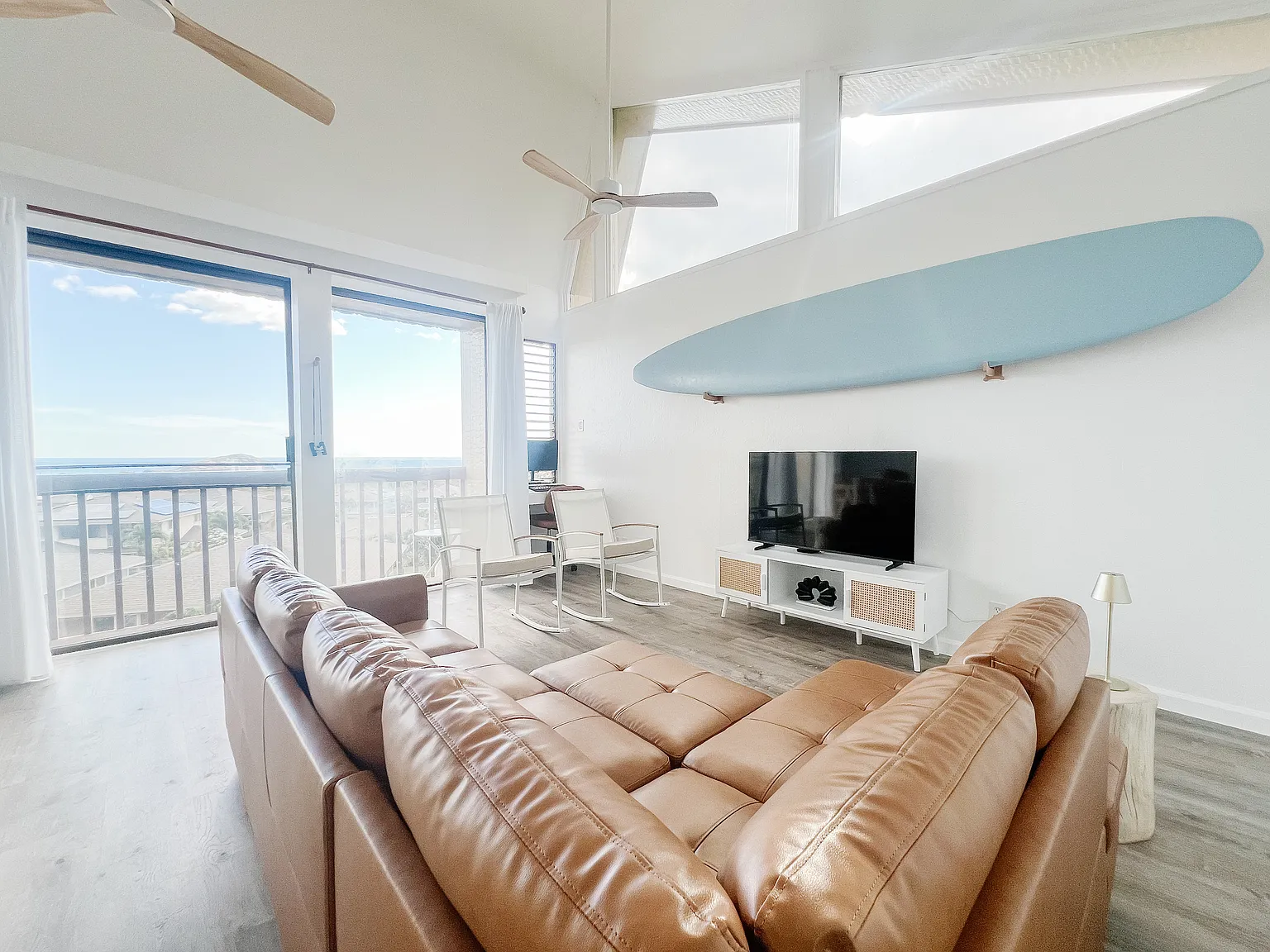 3 bed, 933 sqft, $3,900 — Photo 2