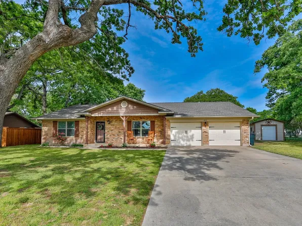 812 Kiowa Dr W, Lake Kiowa, TX 76240