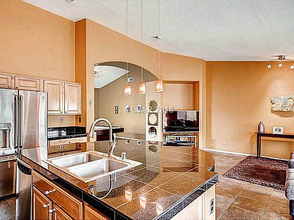 5th image of 3316 W El Campo Grande Ave