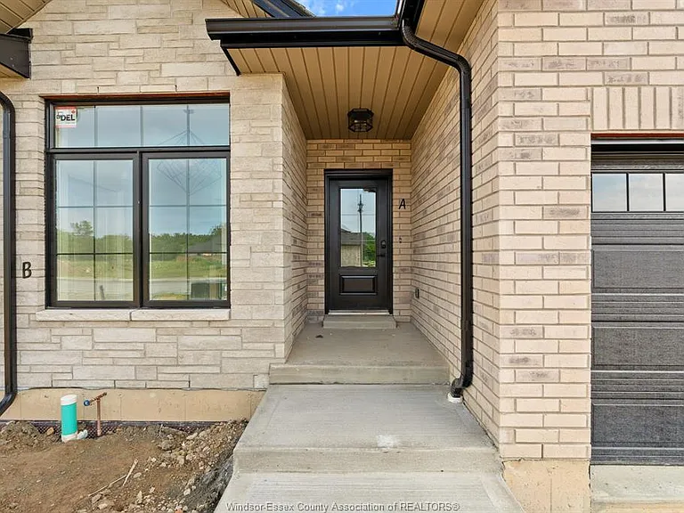 210 McLellan Ave — Photo 2