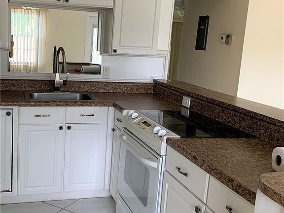 3rd image of 315 Farnham P #315