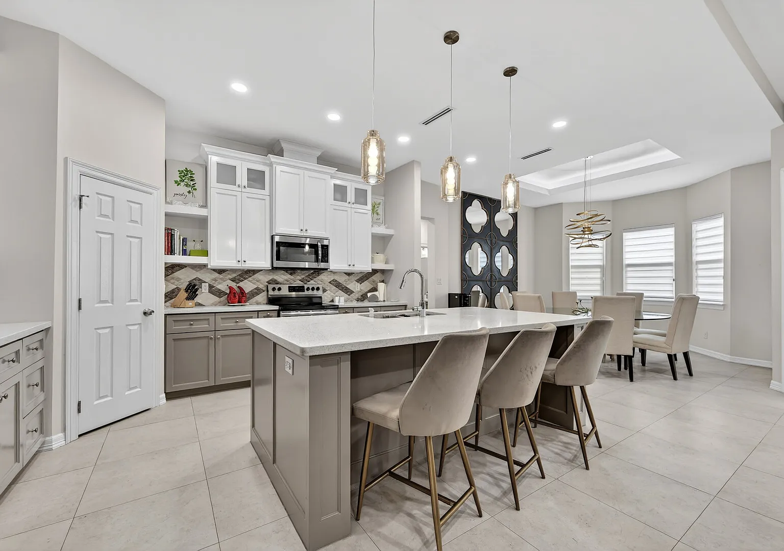 Spacious Kiwi Avenue Home — Photo 4