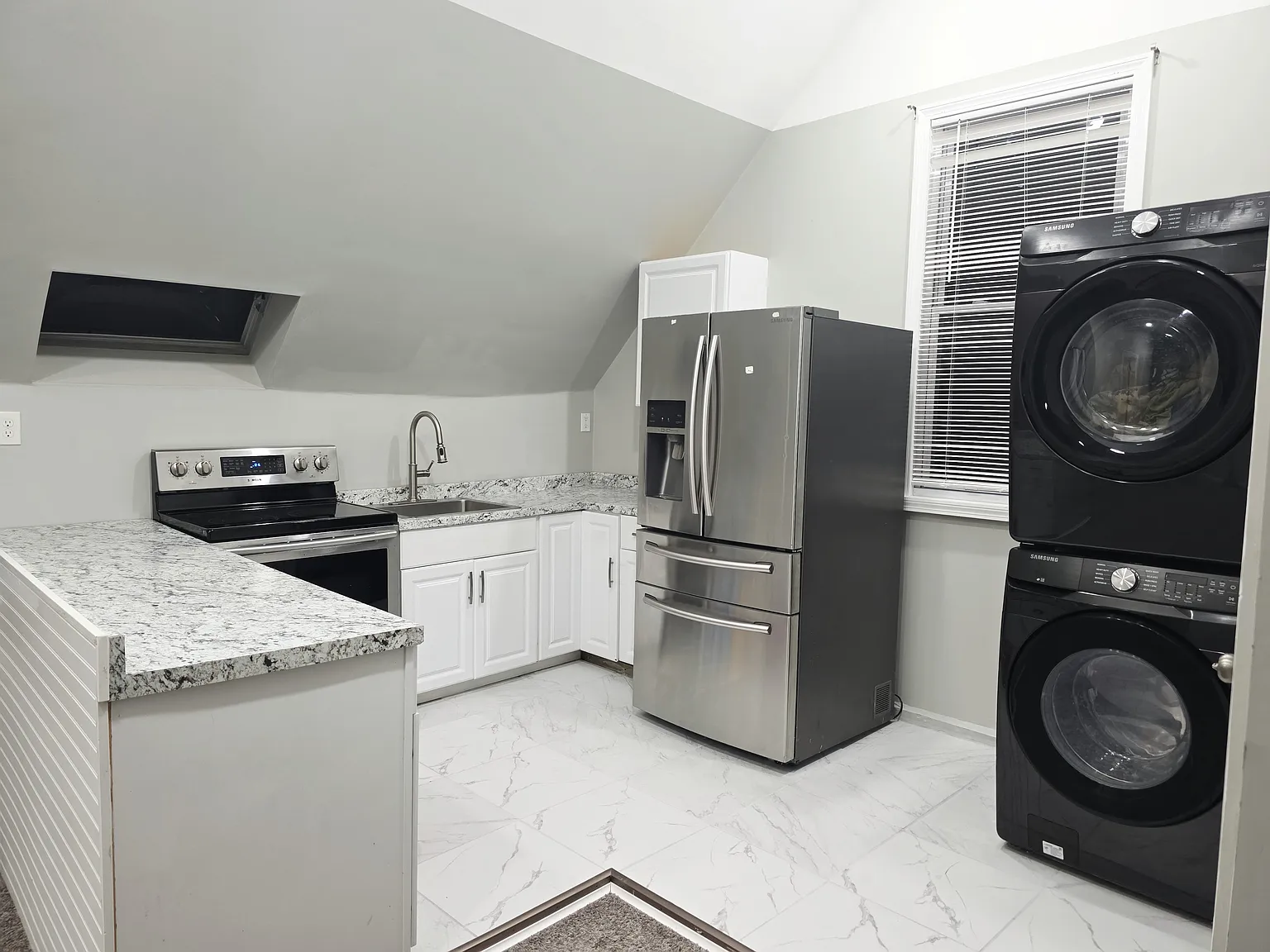 202 Woodlawn Ter — Photo 1