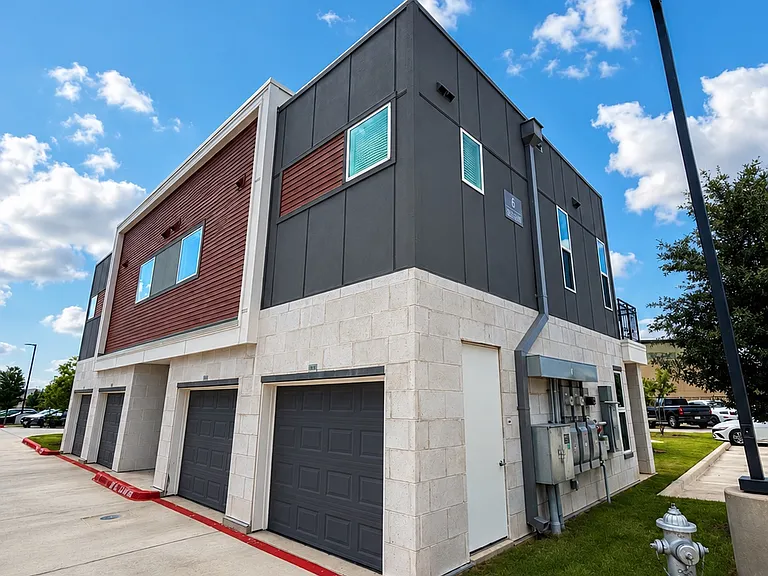 211 W Canyon Ridge Dr — Photo 1