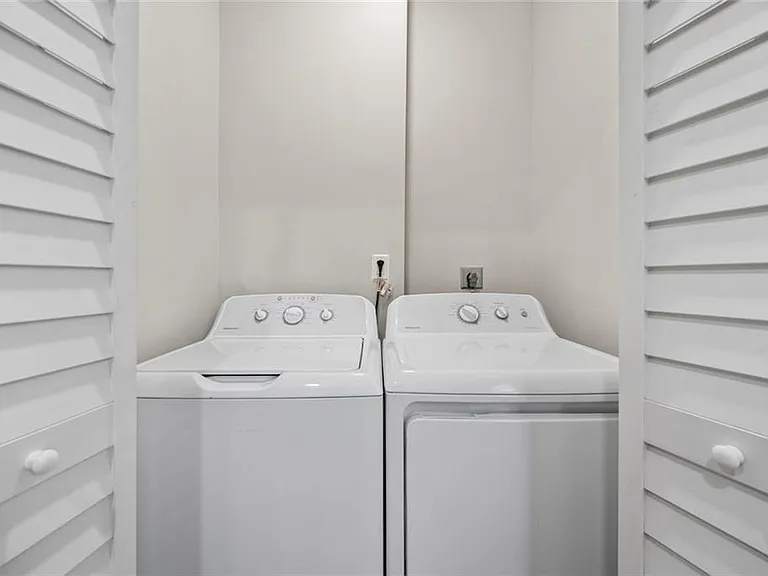1126 Briarcliff Pl NE #1 — Photo 8