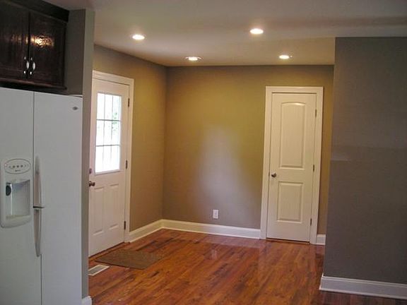 4th image of 915 Woodland Ave