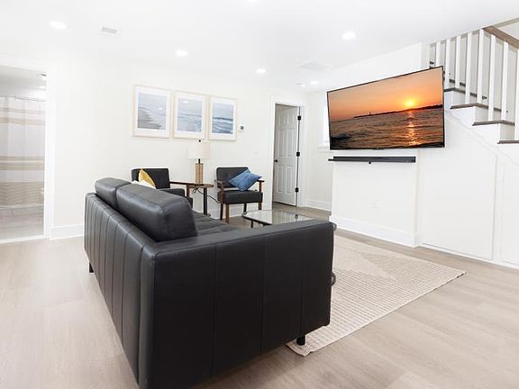 4th image of 215 E Leaming Ave #5