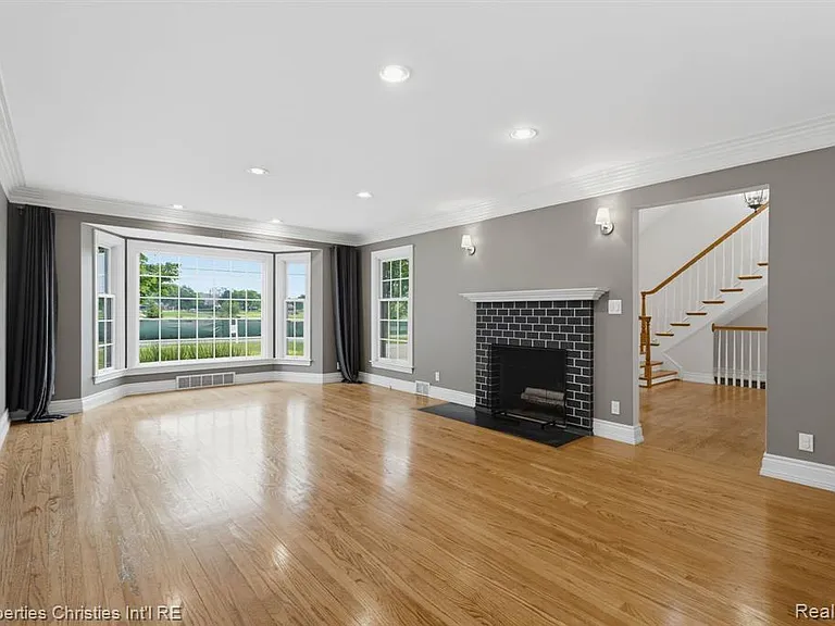1688 Northlawn Blvd — Photo 6
