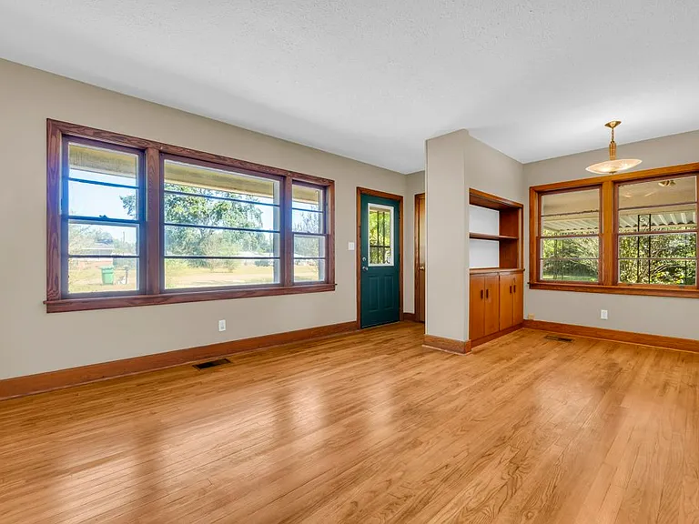 220 Rebecca Ln — Photo 5