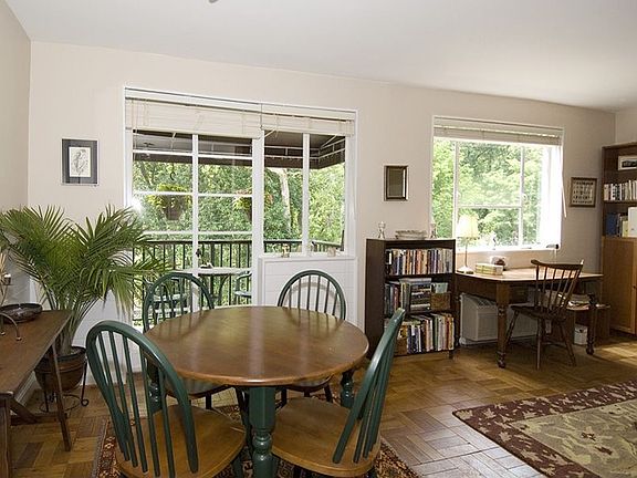 Dining area & balcony