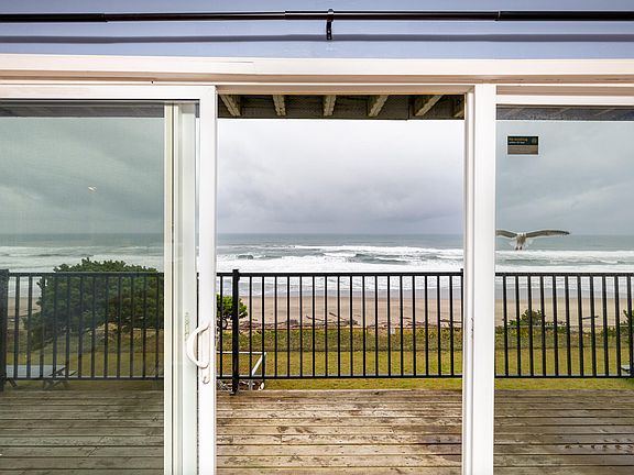 4th image of 4229 SW Beach Ave #18
