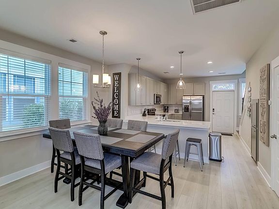 OPen floor plan - dining room and kitchen