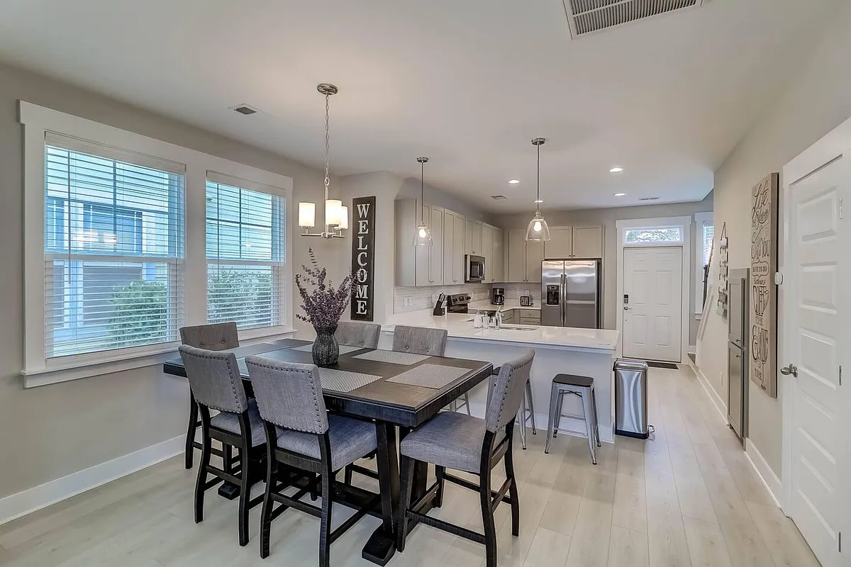 OPen floor plan - dining room and kitchen - 3863 Verde Ave