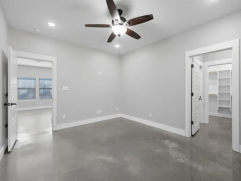 610 E Texas St — Photo 10