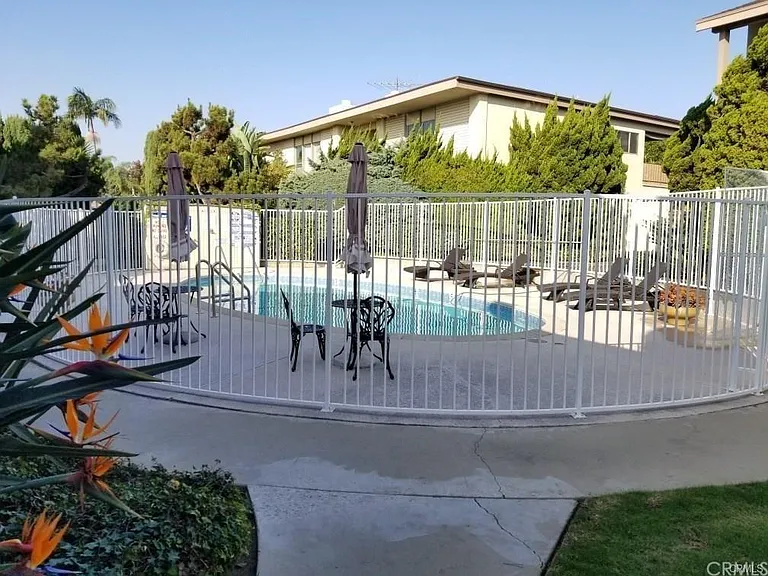1534 Grand Ave #V2 — Photo 2