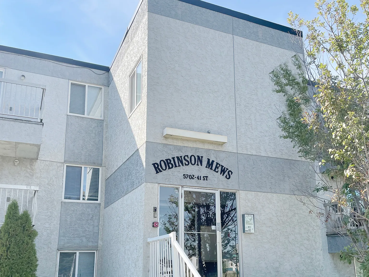 Robinson Mews — Photo 1