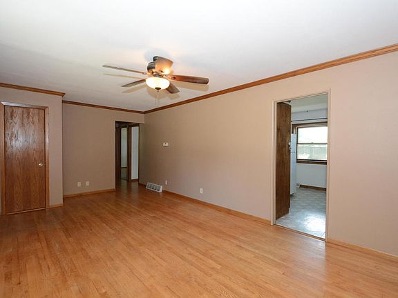 3rd image of 612 Pleasant Dr
