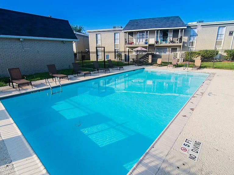 Northlake Manor Apartments — Photo 27