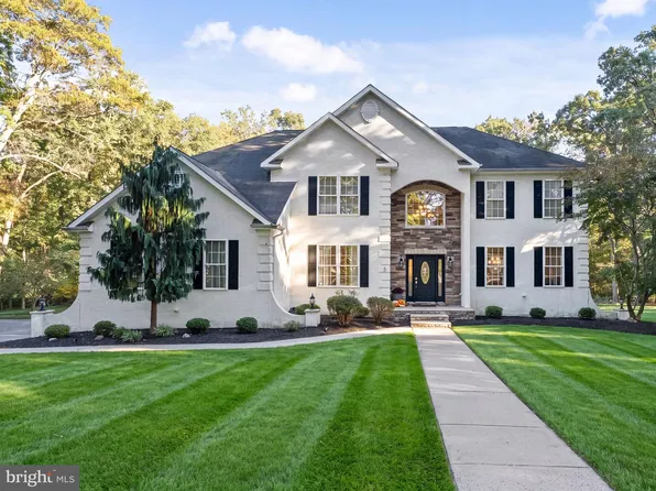 5 Serenity Ln, Sicklerville, NJ 08081